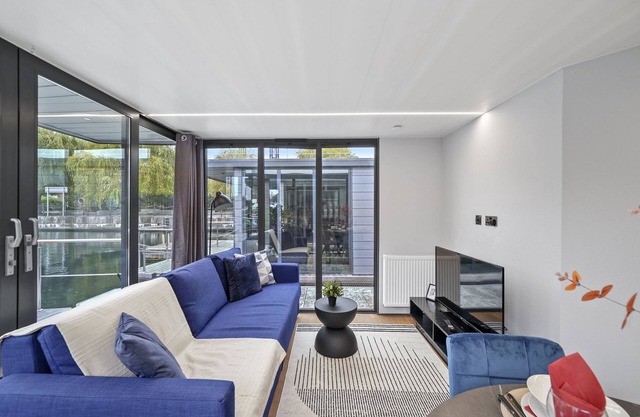 Lovely Water Lodge in London - Sleeps 6
