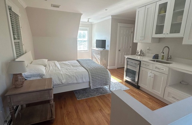 Lovely, well-maintained, Jamestown family home -In town and steps from sea-front