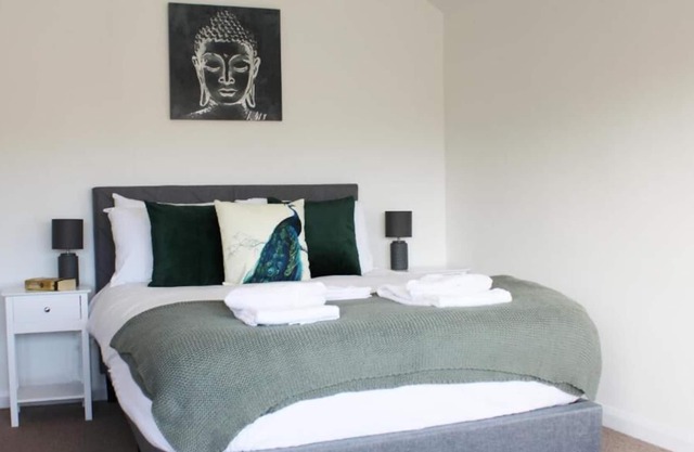 Low Cost, Fully Sanitised 4 Bed & Parking