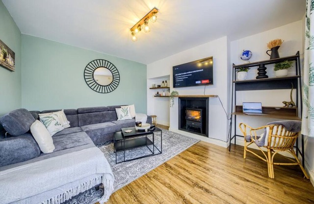 LOW RATE 4 Bedroom House in Coventry, Sleeps 10, with Fireplace, Free Unlimited Wi-Fi and 2 Car Parking 53QMC