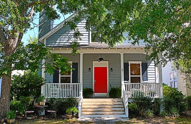 Lowcountry cottage sleeps 6 - close to PARRIS ISLAND, BEAUFORT and BEACHES.