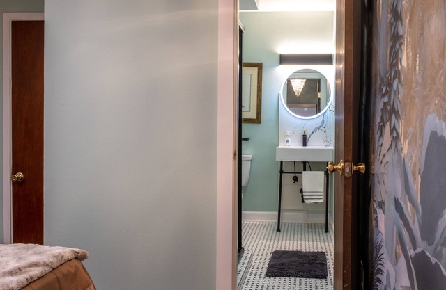 Lower Garden Gem -modern living in a historic house-Clean&Comfortable+Parking