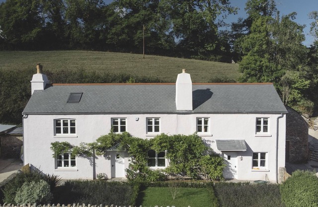 LOWER WELL FARM HOUSE, pet friendly, with open fire in Stoke Gabriel