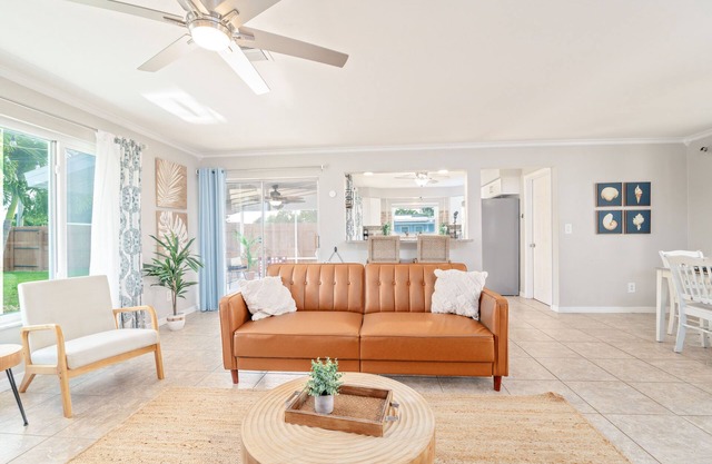 Lowest Prices of the year! Tropical Oasis 5 min to Downtown+Beach Gear+Hot Tub