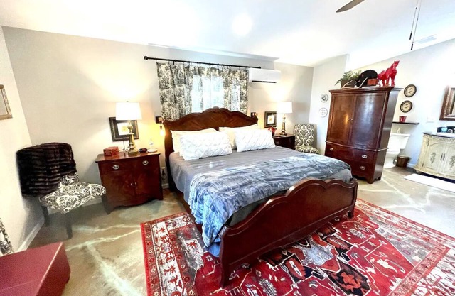 Lubbock Room in Red Oak Lodge @ Towering Oaks b&b