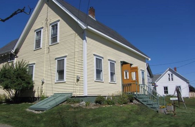 Lubec DownEast Village Ground Level Apartment- Walk To Beach And Restaurants