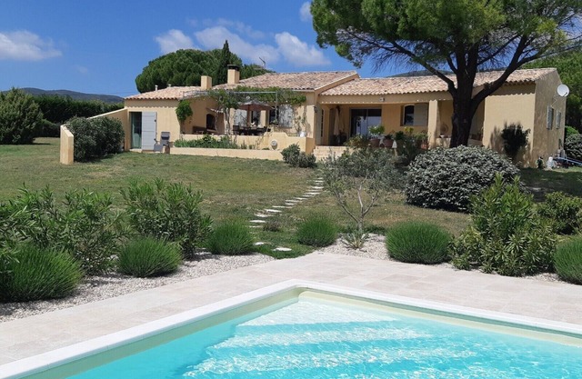 Luberon Beautiful air-conditioned villa with exceptional panorama Swimming pool Large garden