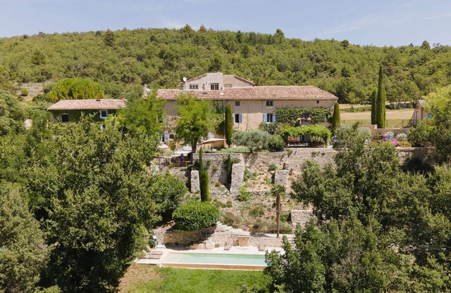 Luberon – A charming property enjoying a beautiful view – Sleeps 14