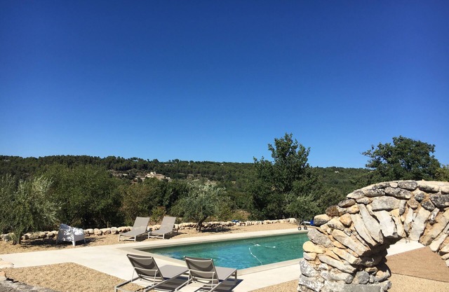 LUBERON - MENERBES - 17th century house in 5 acres garden with heated pool and view