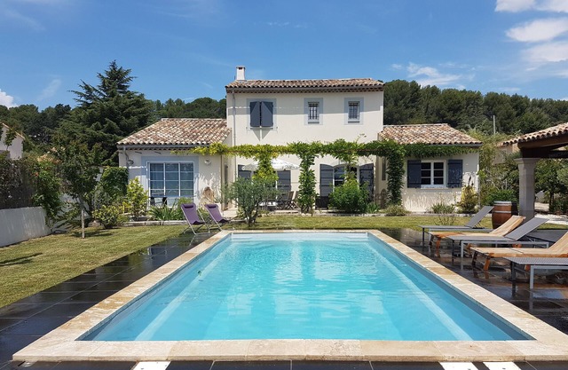 Luberon, VILLA 6 PEOPLE with HEATED POOL, POOL HOUSE 1. 2 km from Pertuis