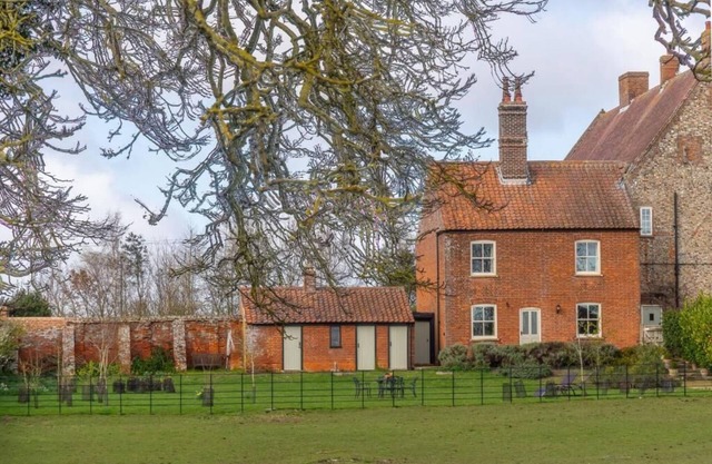 Ludham Hall Cottage - countryside retreat