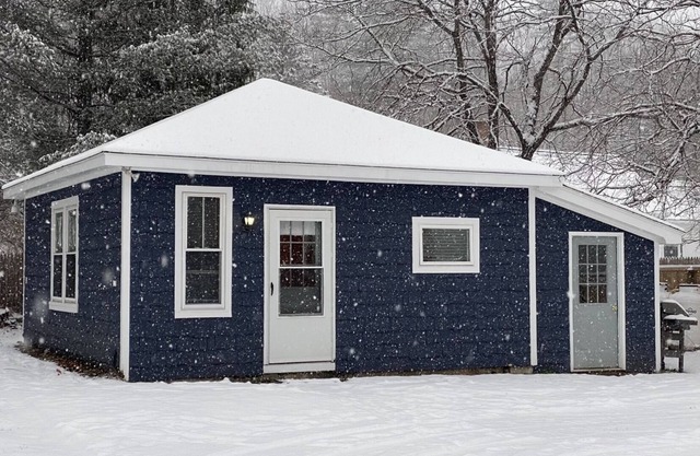 Ludlow Village Guest House - prime location on ski shuttle, walk to restaurants