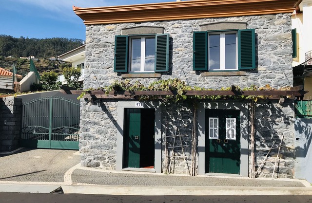 Lugar da Ribeira House