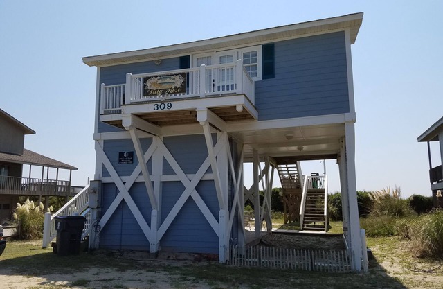 'Lulu Rose" - Oceanfront Home w/Hot Tub, 2 Bedrooms/2 Bathrooms