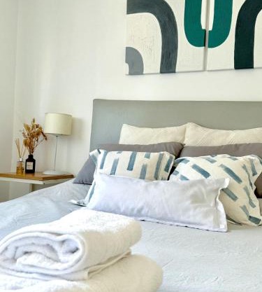 Luminoso departamento para dos personas.