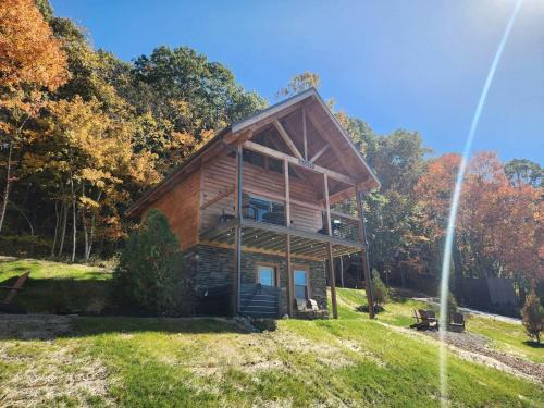 Luminous Cabin with Hot-Tub, BBQ and Deck in Ohio