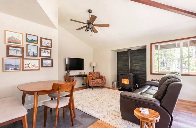 Lupine Glen: Community Pool, Wifi, Fire, Deck!