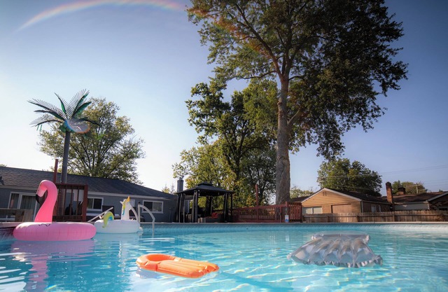 Lush Hideaway: Serenity with Hot Tub and Pool, 6 mins from Kings Island