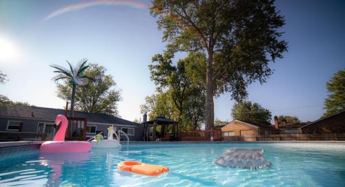 Lush Hideaway with HotTub & Pool 6 mins kings Island