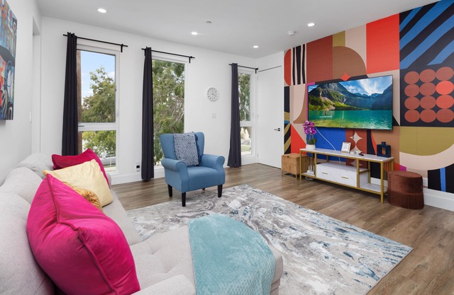 Lustrous Abode 4B3B QUEEN BEDS