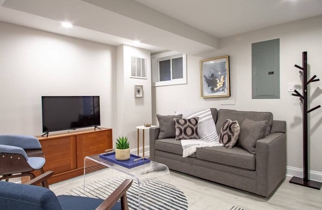Lux CoHi Cove/Walk to METRO Sub, Shopping,& More