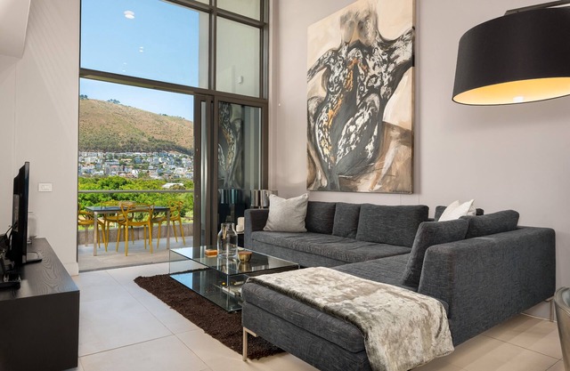 Lux Elegance in Heart of Mouille Point
