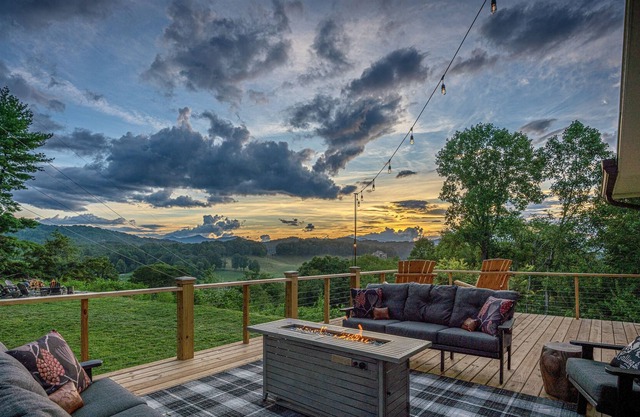Lux Family Friendly Mount. Home Close to Asheville and, WVL, Skiing! Large Yard