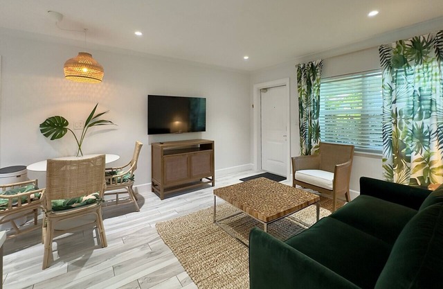 Lux King bed 2br 1bath, walk to everything