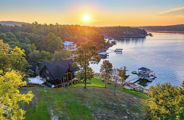 Lux Lakefront Designer Home w/Gameroom, Sleeps 24