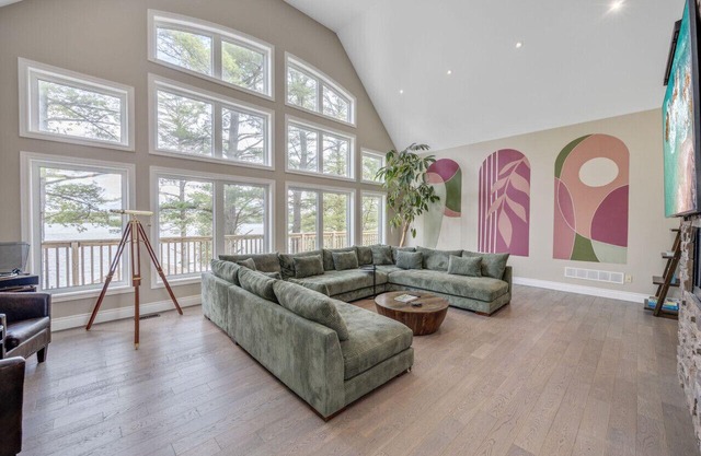 LUX Lakefront: Sleeps18+Pickleball+HotTub+Sauna+Gym+Arcade+Basketball+Volleyball