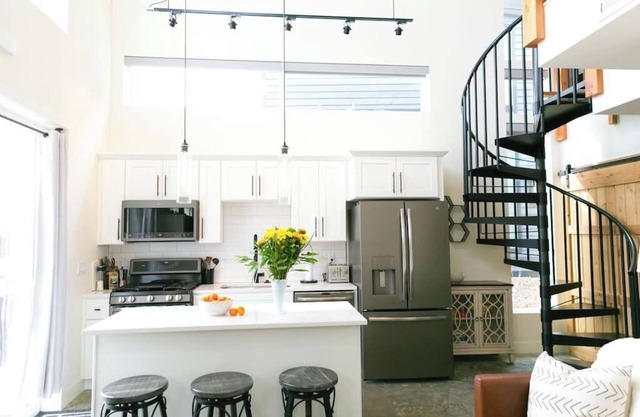 LUX Modern Retreat: Hot tub & Pool, Perfect Location!