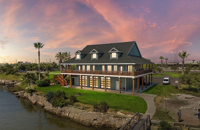 Lux Modern Waterfront Home W/Huge Deck + Central