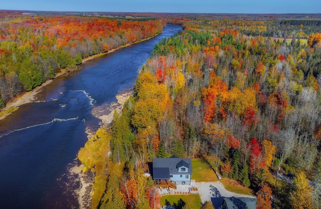 Lux Riverside Lodge w/Hot Tub Sleeps 12