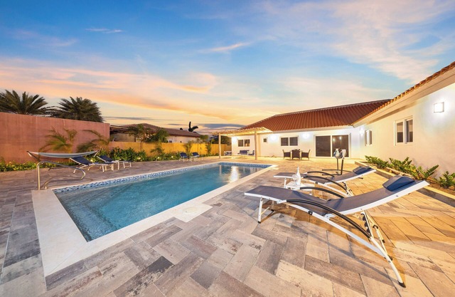 Lux Saliña Cerca | Pool Near Ritz by Lucha