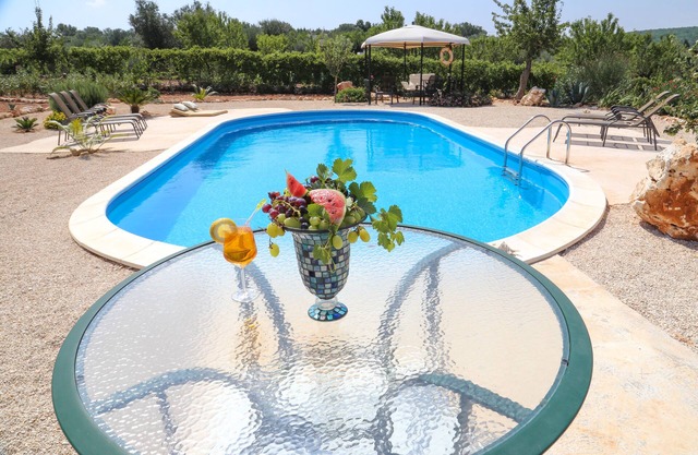 LUX TRULLO OF THE XVIII SEC. WITH PANORAMIC POOL AND LARGE GARDEN (10' OSTUNI)