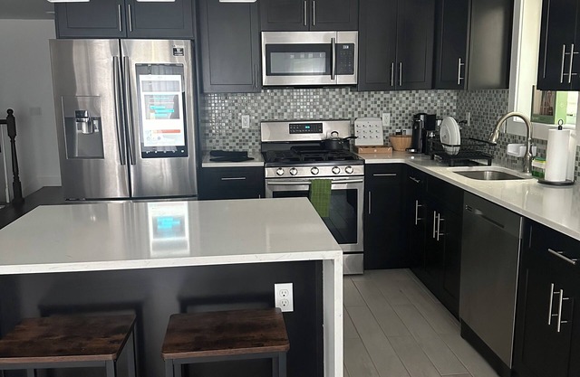 Luxe 3bd2bth Apt 15min to NYC parking/wsh.dry/crib/TVs
