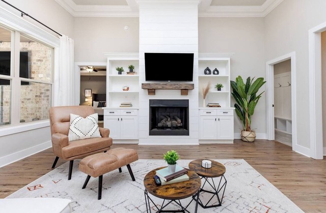 Luxe 3BR | Sleeps 10 | Pet Friendly