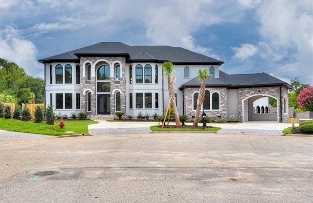 Luxe 5-bedroom estate with expansive backyard, pool and outdoor kitchen