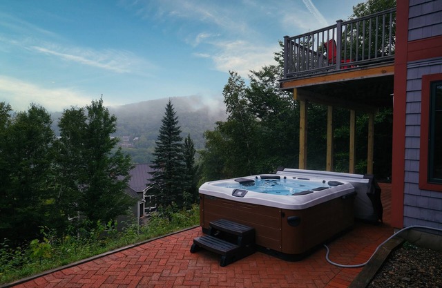 🏔 Luxe 7BR Mountain Lodge | ⛷ Walk to Loon | ♨️ Hot Tub | Games | 🔥 Fire Pits