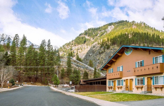 Luxe Bavarian Retreat: in Town w/Hot Tub!