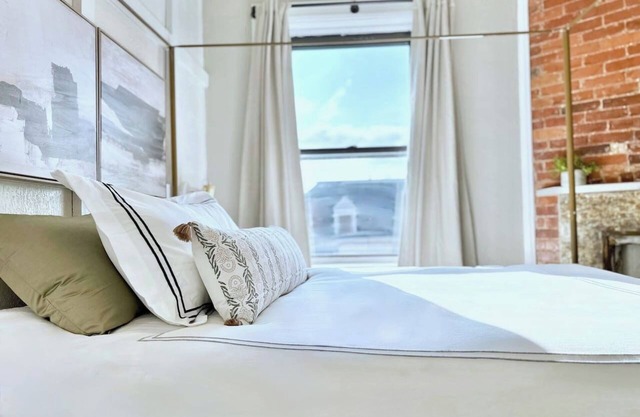 Luxe Bloomfield Penthouse | Free Parking | Central