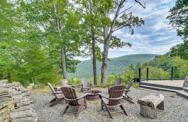 Luxe Cabin Compound 4 Mi to Cameron State Forest!