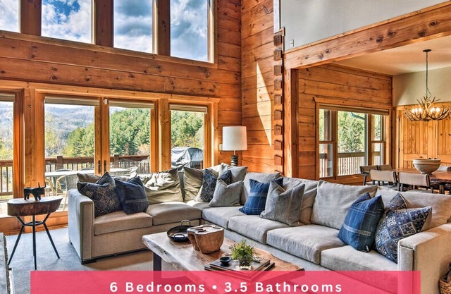 Luxe Cabin w/Fireplace, Hot Tub, Game Room, Views