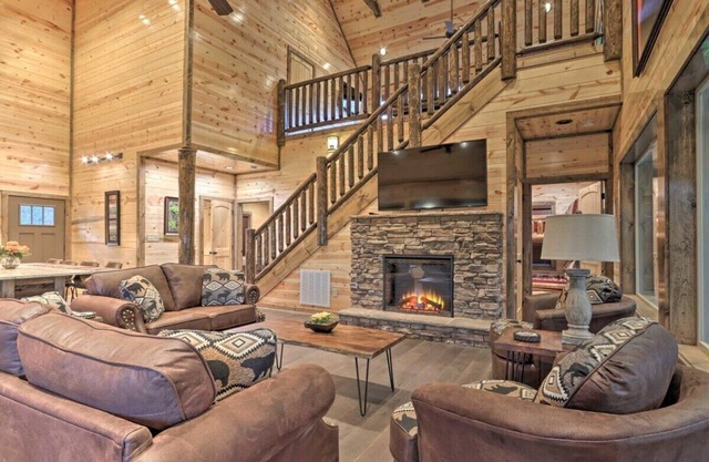 Luxe Cabin with Indoor Pool in Sevierville