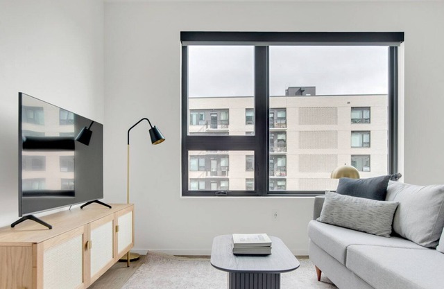Luxe Congress Park 1BR w/ Gym & Pool, near shops & dining, by Blueground