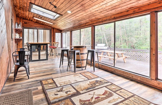 Luxe Cresco Lodge on Creek w/Movie Theater & Deck