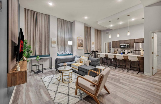 Luxe Flat w/Heated Pool & Sauna Gym Heart of DT