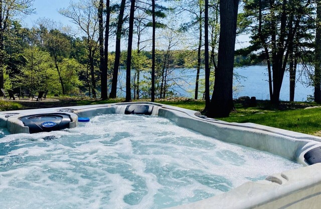 Luxe Haven: Luxe Lakefront Views, Relax & Escape