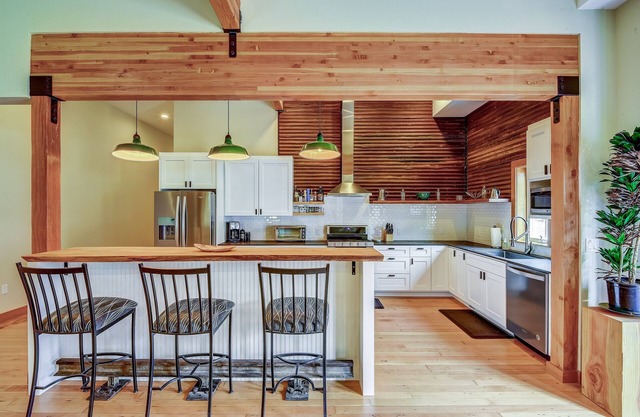 Luxe historic lodge w/spa in heart of Cascades