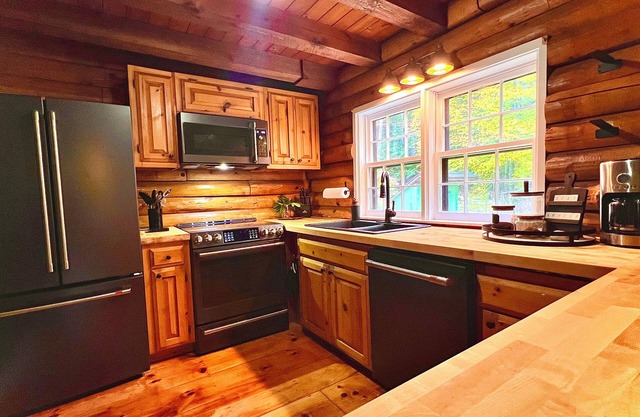 Luxe Log Cabin Under the Stars